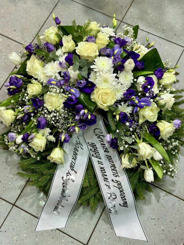 Большой венок: белые розы, синие ирисы и лисиантус